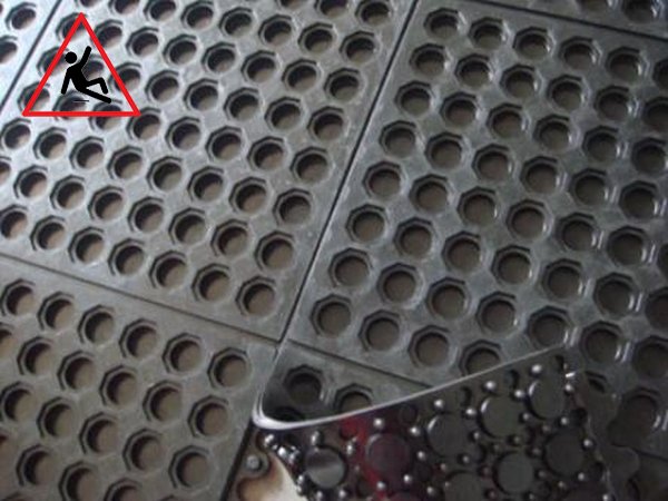 Anti-Slip Industrial Rubber Mat Tile with Drainage Holes for Enhanced Safety